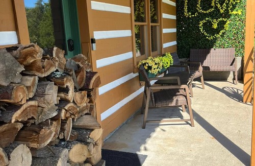 Sayler Park Cabin | Peacefully loving retreat!nCabin in charming Lawrenceburg.n