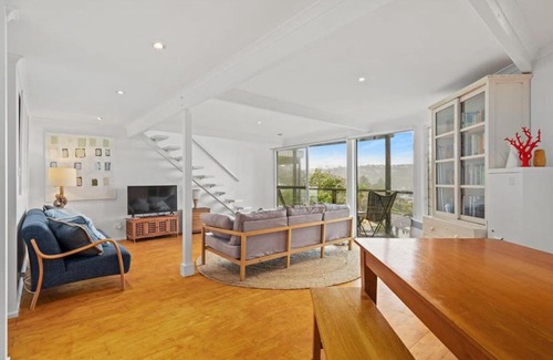 Copacabana House | Peacefully Uphill 2-bed Home with Gorgeous Seaview