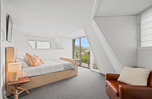 Copacabana House | Peacefully Uphill 2-bed Home with Gorgeous Seaview