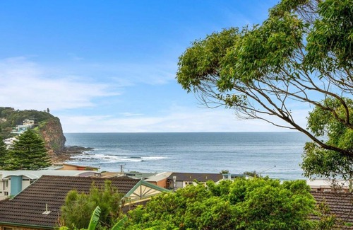 Copacabana House | Peacefully Uphill 2-bed Home with Gorgeous Seaview