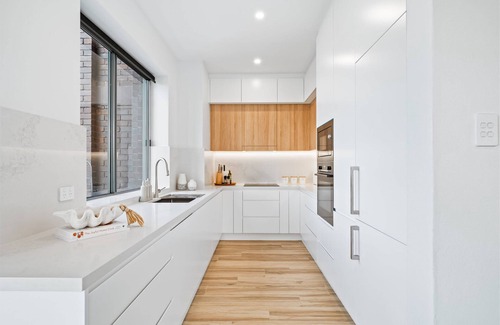 Elizabeth Bay Apartment | Peach Apartment at Palm View Collective