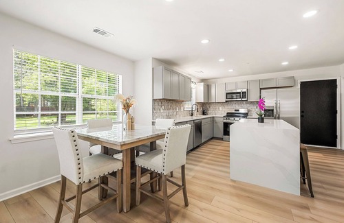 Sandtown House | Peach City Oasis Atl near Aquarium, Truist Park