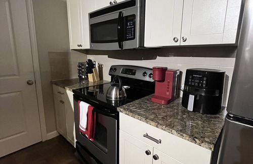 Briarcliff Heights Apartment | Peachy Getaway | North Buckhead Gem
