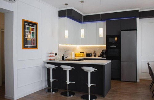 Split Apartment | Peacock Apartment