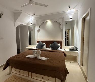 Udaipur House | Peacock Guest House - Lake View Hotel In Udaipur