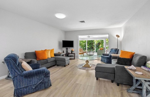Longbeach Village House | Peacock Villa: Home on Longboat Key by RVA