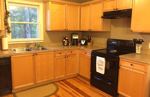 Dahlonega Cabin | PEACOCK’S PARADISE- UNG Families; Friends; Bikers; Wedding Guests -Sleeps1-12