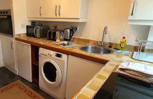 Great Longstone Cottage | Peak District family cottage nr Monsal Trail & 100m from excellent foody pub