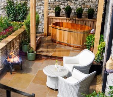 Winster Apartment | PEAK DISTRICT ROMANTIC Courtyard Loft, with Outdoor Japanese Whirlpool Bath