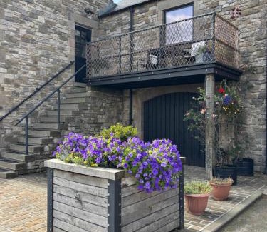Winster Apartment | PEAK DISTRICT ROMANTIC Courtyard Loft, with Outdoor Japanese Whirlpool Bath