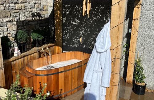 Winster Apartment | PEAK DISTRICT ROMANTIC Courtyard Loft, with Outdoor Japanese Whirlpool Bath