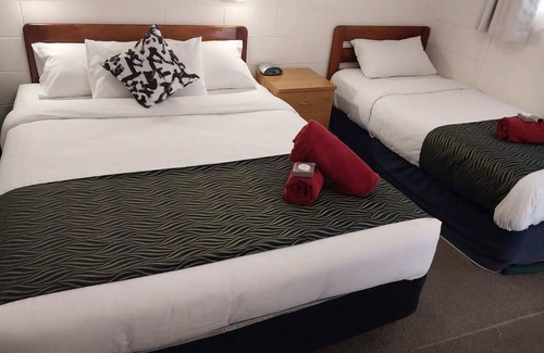 Peak Hill Hotel | Peak Hill Golden Peak Budget Motel