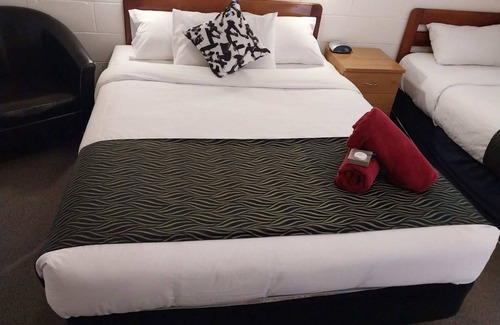 Peak Hill Hotel | Peak Hill Golden Peak Budget Motel