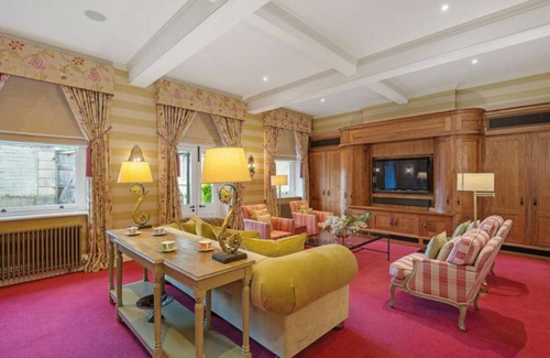 Darley Dale House | Peak Poolside Retreat: Derbyshire Oasis with Swimming Pool . Pet Friendly