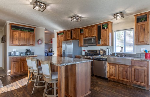 Etna House | Peaks Paradise ⁓ Mtn Views ⁓ Hot tub ⁓ Game room