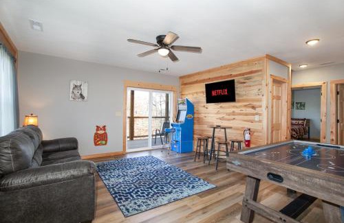 Sevierville House | Peaky Woods Cabin Hot Tub Game Room MTN Views
