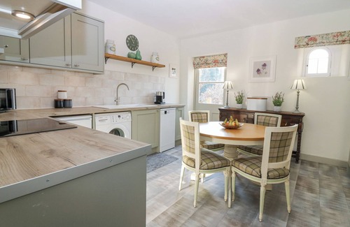 Gattonside Cottage | PEAR COTTAGE - PRIORWOOD GARDEN, pet friendly in Melrose