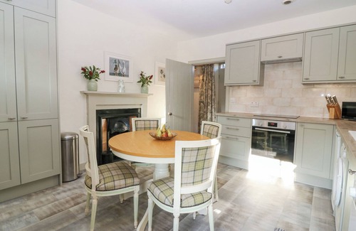 Gattonside Cottage | PEAR COTTAGE - PRIORWOOD GARDEN, pet friendly in Melrose