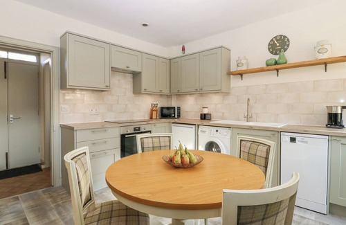 Gattonside Cottage | PEAR COTTAGE - PRIORWOOD GARDEN, pet friendly in Melrose