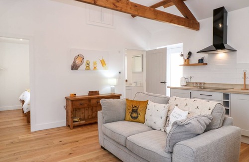 St Mellion Cottage | PEAR TREE COTTAGE, pet friendly, with hot tub in St Dominick