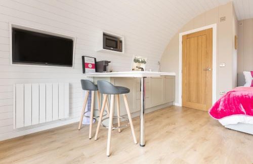 Holsworthy House | Pear Tree Pod with secluded outdoor bath - Dog Friendly
