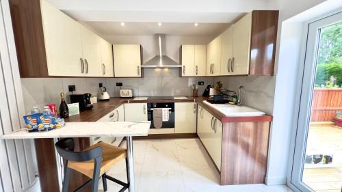 Stoke-on-Trent House | Pearl-Home at Esongrace Stays