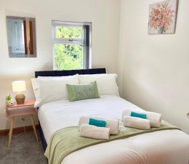 Stoke-on-Trent House | Pearl-Home at Esongrace Stays