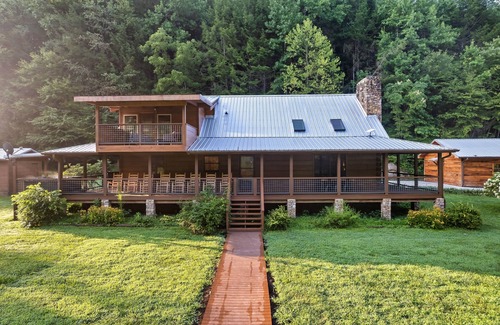 Sevierville Cabin | Pearl of the Valley Wedding Venue: 120 Picturesque Acres/Private River Frontage