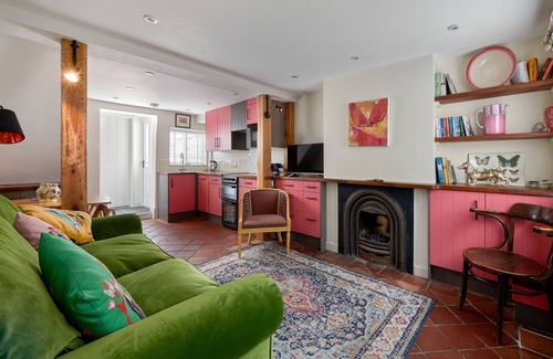 Farnham Cottage | Pearl's 2 Bedroom Cottage Classic with Private Bathroom