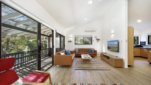 Pearl Beach House | Pearlside - Airconditioned, Pet Friendly & Wifi