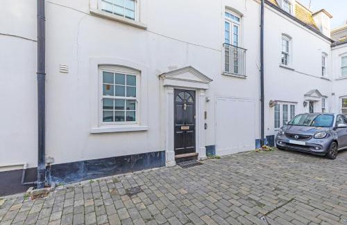 Worthing House | Pebble Corner with Free Parking By My Getaways