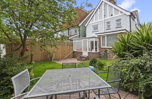 Worthing House | Pebble Corner with Free Parking By My Getaways