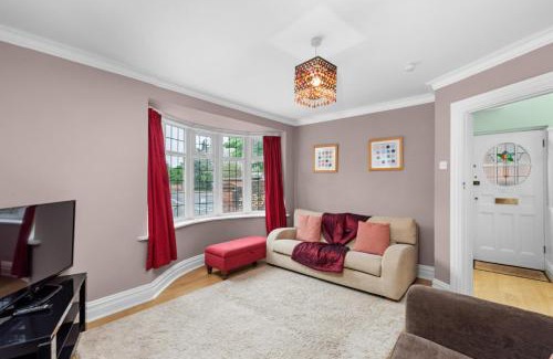 Worthing House | Pebble Corner with Free Parking By My Getaways