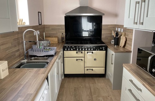 Paignton Cottage | PEBBLE LODGE, family friendly, with a garden in Paignton