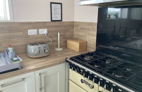 Paignton Cottage | PEBBLE LODGE, family friendly, with a garden in Paignton