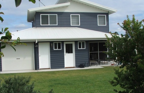 Tomakin House | Peckers - best location 200 meters to the beach