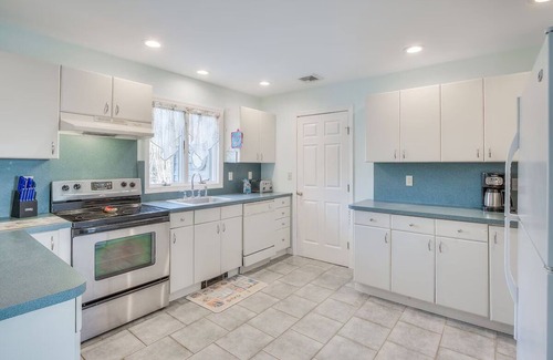 Southold Apartment | Peconic Bay Beach House + 5 bedrooms + spacious +