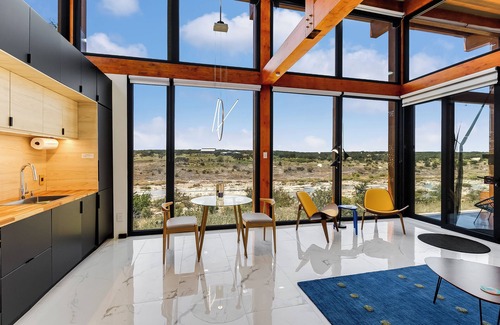 Johnson City Cottage | Pedernales River Guesthouses - BLUE