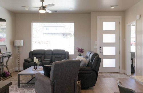 Hildale House | Peekaboo Canyon-4Bed3BathHotTub