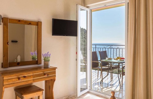 Parelia Apartment | Pelekas Beach, Studio Apartments With a Pool