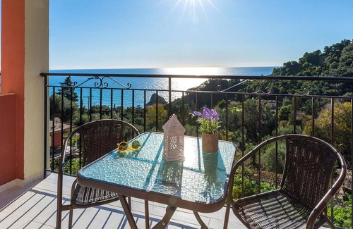 Parelia Apartment | Pelekas Beach, Studio Apartments With a Pool
