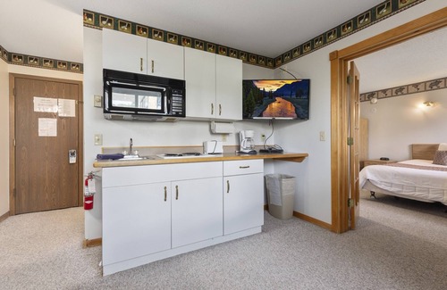 Breezy Point Hotel | Pelican Lakes Motel