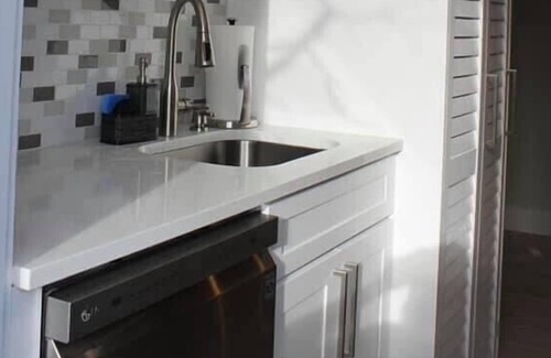 East Ocean Ave House | Pelican Place! (1.2 Miles to the beach)