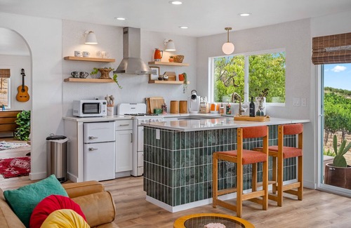 Paso Robles Cottage | Pelletiere Estate’s Eastwood Casita -Romantic, Bright, Happy-Fast WIFI-Views! ☮️💚