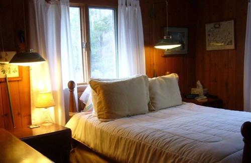 Round Pond House | Pemaquid-4B/2BA Oceanfront Home on 12 private acres on Long Cove. Sleeps 8