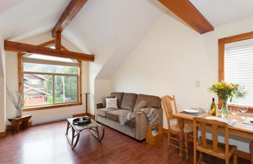 Pemberton Apartment | Pemberton Valley 1 bedroom suite featuring incredible views of Mount Currie with king size bed WIFI cable TV complimentary parking walk to Village