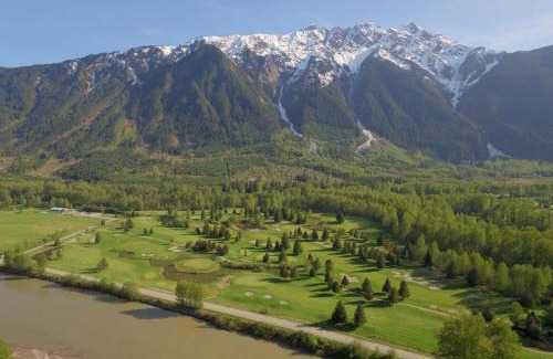 Pemberton Apartment | Pemberton Valley 1 bedroom suite featuring incredible views of Mount Currie with king size bed WIFI cable TV complimentary parking walk to Village