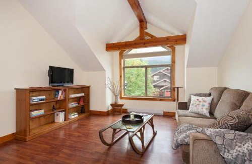 Pemberton Apartment | Pemberton Valley 1 bedroom suite featuring incredible views of Mount Currie with king size bed WIFI cable TV complimentary parking walk to Village