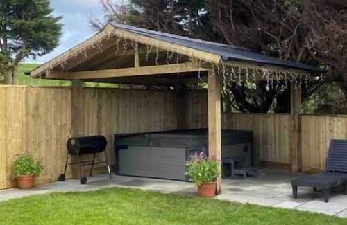 Pembroke House | Pembrokeshire Near Beach With A Hot Tub
