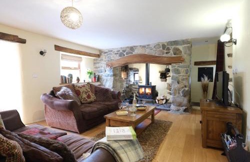 Dinas House | Pen Y Bont